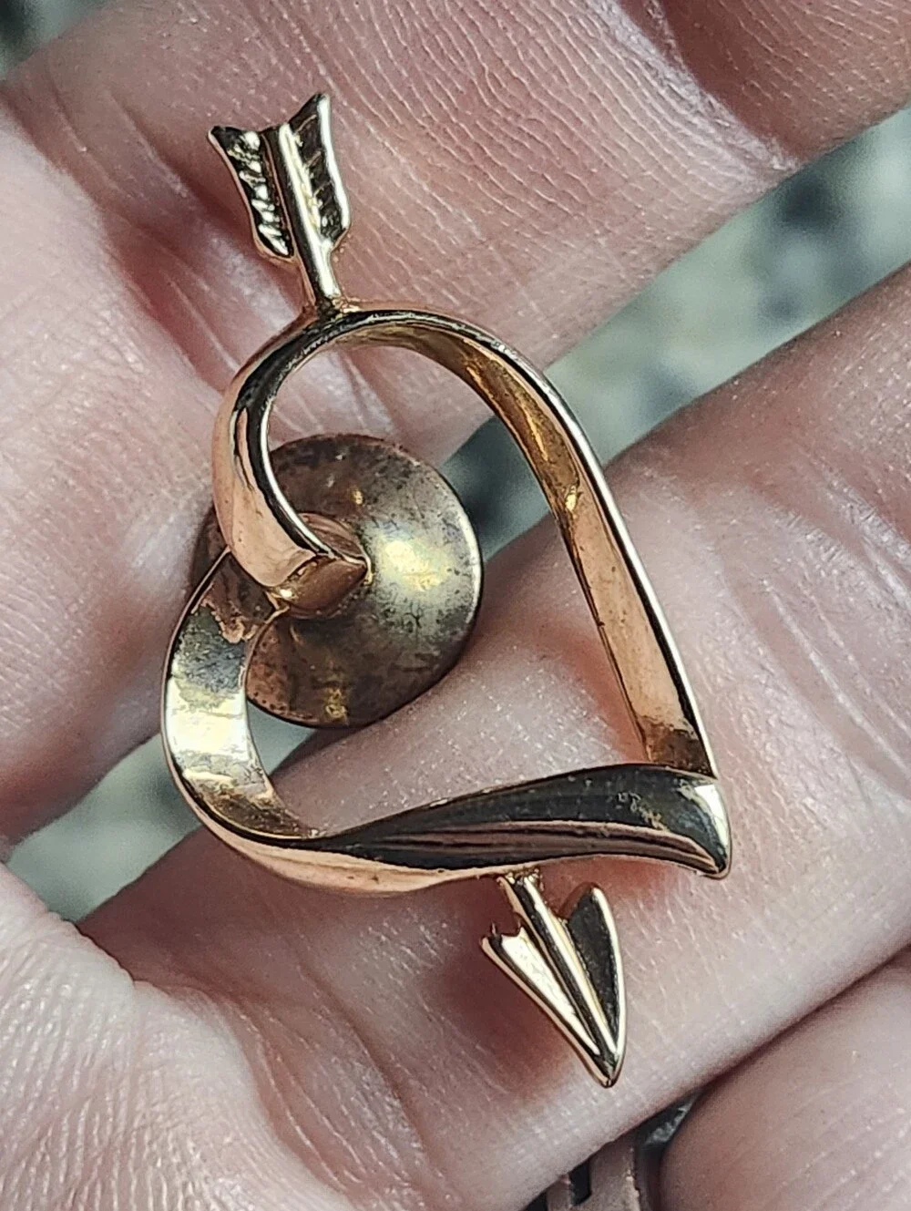 Vtg Avon Gold Tone Open Heart with Arrow Accent Pin Brooch